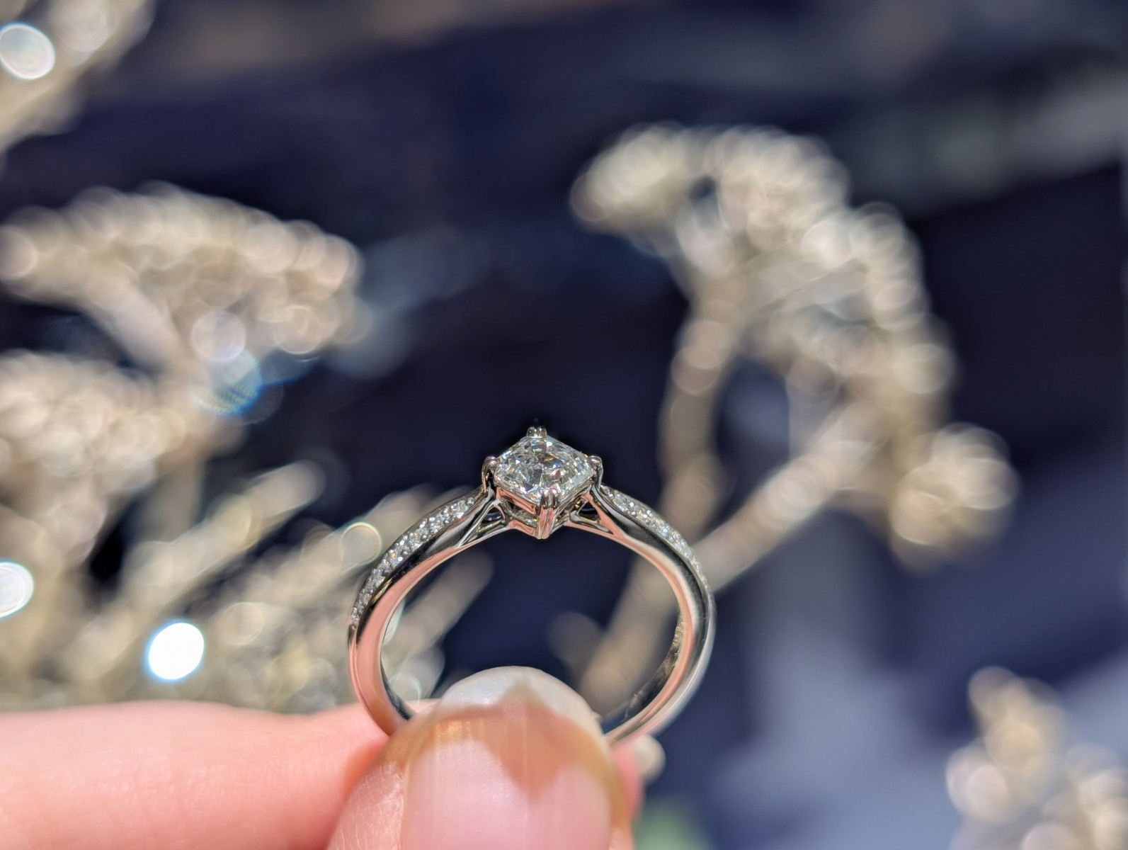 ロイヤル・アッシャー・カットの婚約指輪