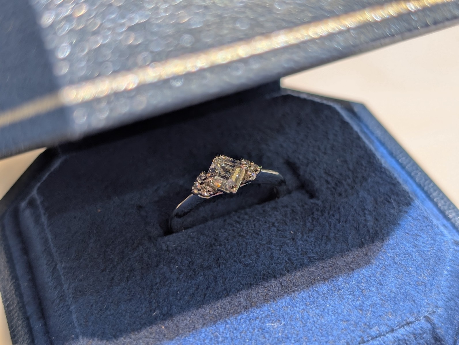 ロイヤル・アッシャー・カットの婚約指輪