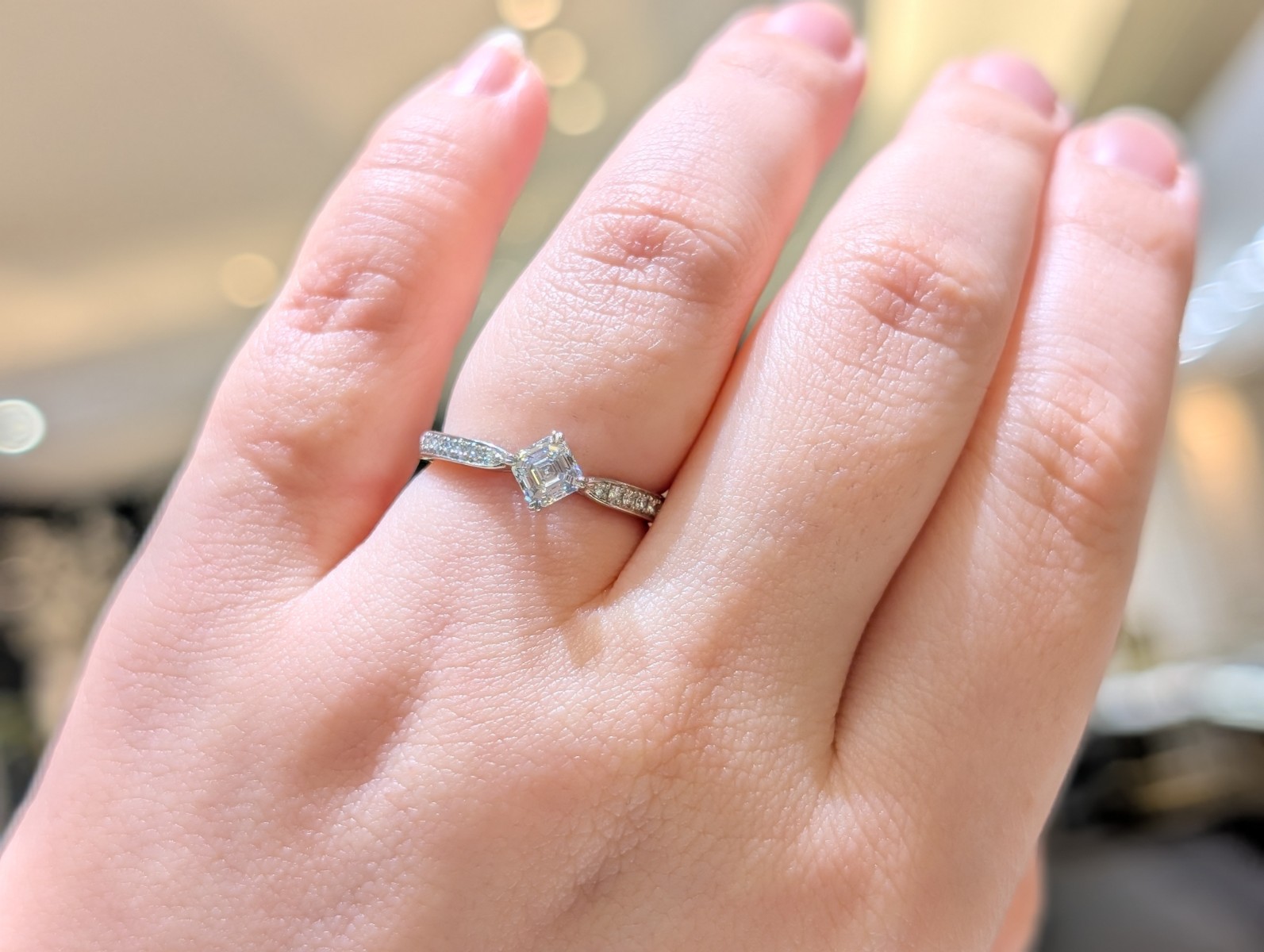 ロイヤル・アッシャー・カットの婚約指輪