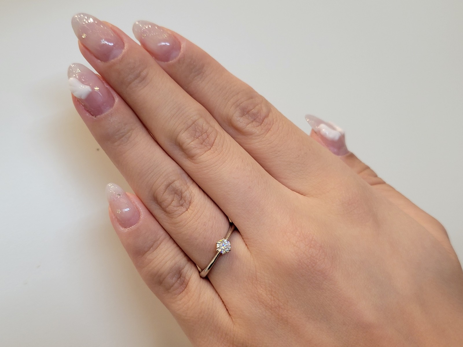 ロイヤル・アッシャーの婚約指輪の着用イメージ