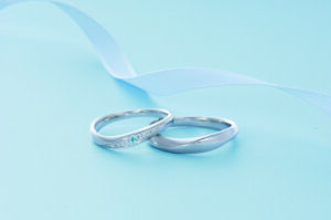 カラーダイヤモンドの結婚指輪｜ピンクダイヤ、ブルーダイヤ、ブラックダイヤのおすすめデザインをご紹介
