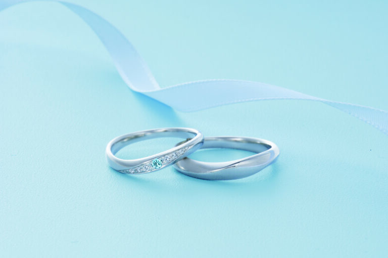 カラーダイヤモンドが入った結婚指輪