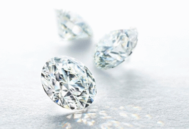 ダイヤモンドの指輪をプロポーズの時に贈る意味って？婚約指輪を選ぶ時のポイントもご紹介