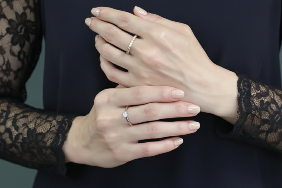 ダイヤモンドジュエリーを着けた手元