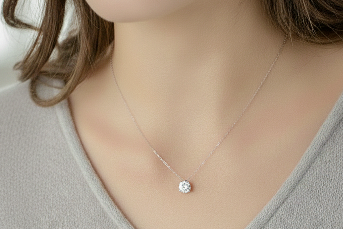 ダイヤモンドネックレスを着けた首元