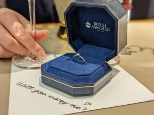 プロポーズリングと婚約指輪の違いとは？サイズや納期などの疑問を解説します