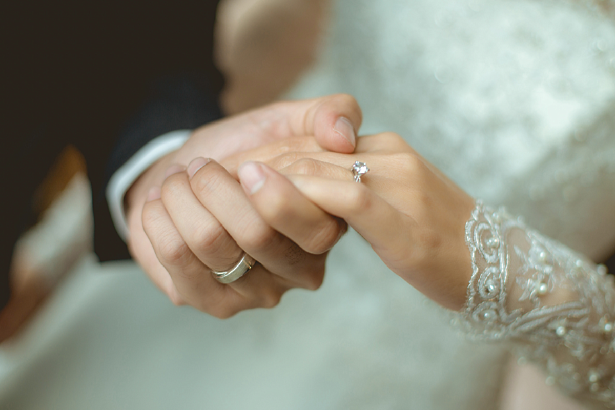 カップルの手と婚約指輪