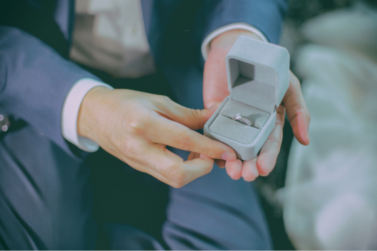伊那市婚約指輪 プロポーズでケースを開ける男性