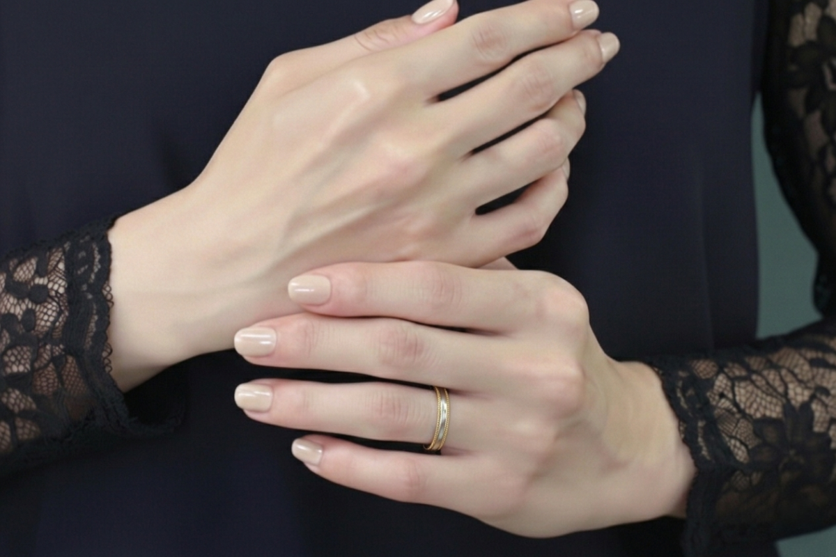ミル打ちの結婚指輪を着けた手元