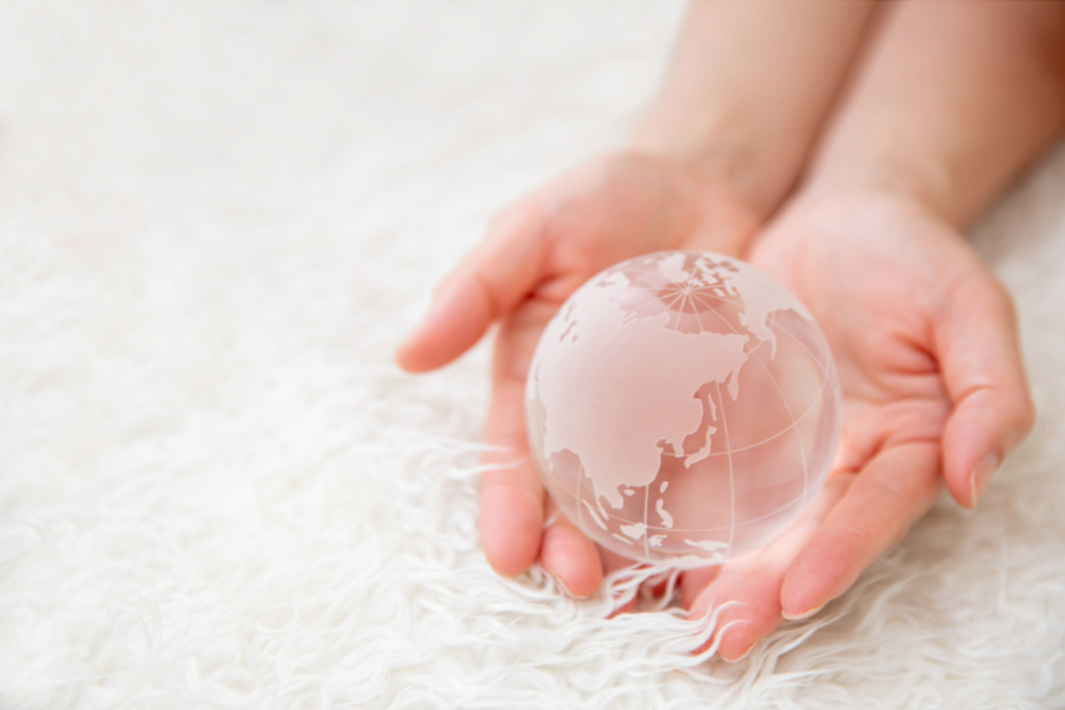 ラボグロウンダイヤモンド、地球を包む手