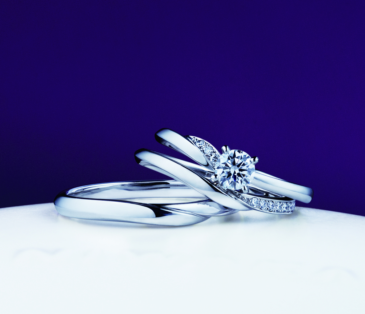 NIWAKAの婚約指輪「木洩日」と結婚指輪「せせらぎ」