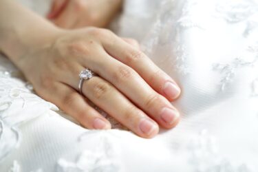 【長野市】婚約指輪のダイヤは大きい方がいい？人気なカラット数と大きさを決めるときのポイントをご紹介します
