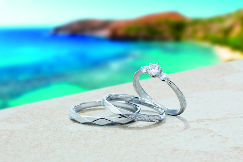 プライベートビーチの婚約指輪と結婚指輪