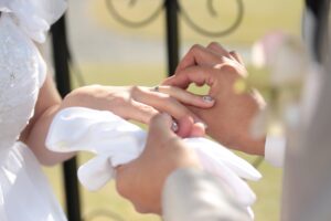 【長野市】結婚指輪はなぜ左手の薬指に着ける？着ける指で変わる意味も紹介します