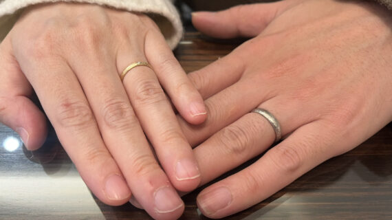 フィッシャーの結婚指輪をつけた手元