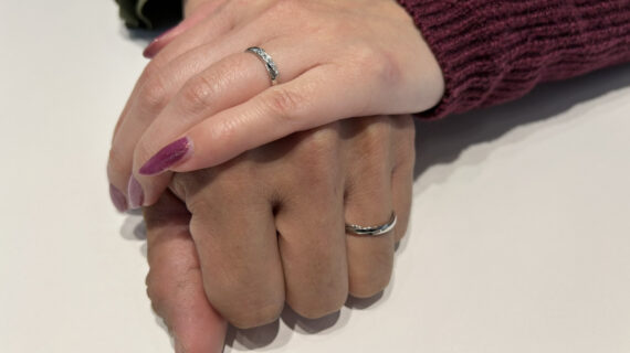 ロイヤル・アッシャーの結婚指輪をつけたカップル