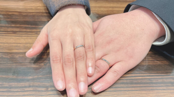 ノクルの結婚指輪を着けた夫婦