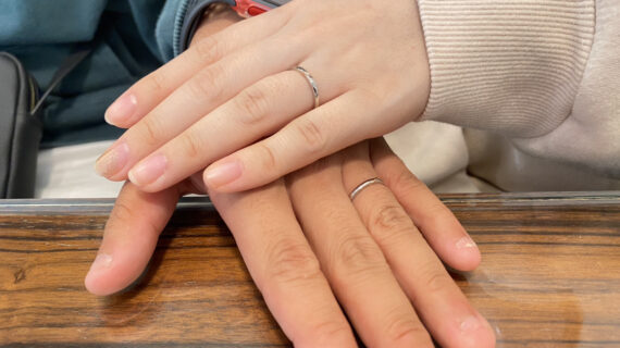 ノクルの結婚指輪を着けたカップルの手元
