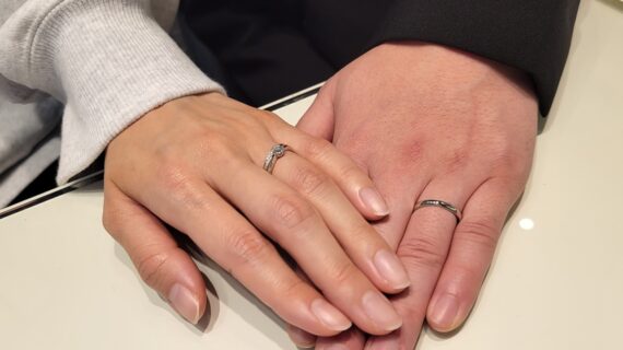 モニッケンダムの婚約指輪と結婚指輪を着けた手元