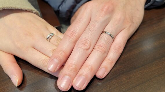 ロイヤルアッシャーの婚約指輪、結婚指輪を着けた手元