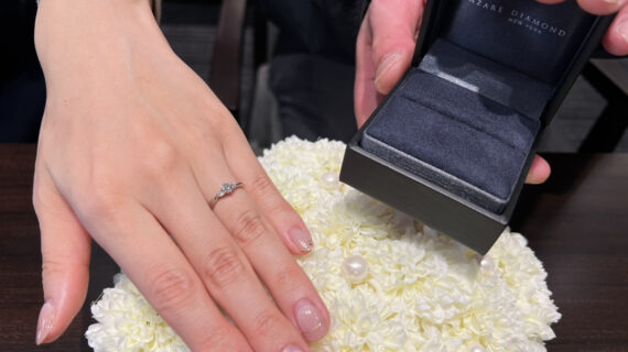ラザールダイヤモンドの婚約指輪を着けたカップル