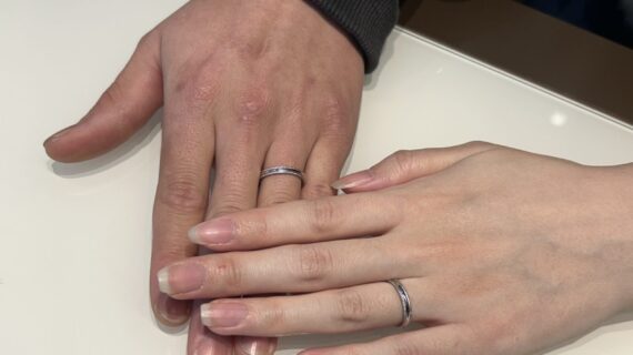 ルシエの結婚指輪を着けたカップル