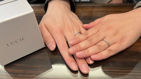 ルシエの結婚指輪をつけた手元