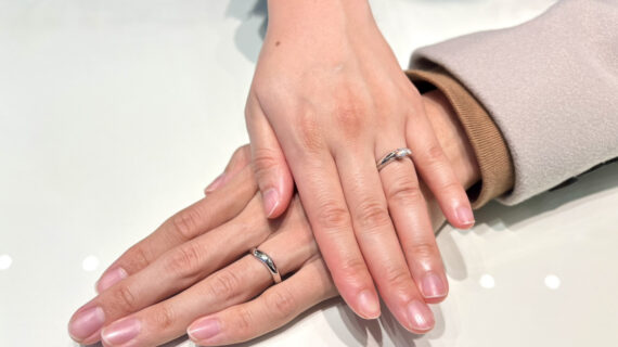 ルシエの結婚指輪とロイヤル・アッシャー・ダイヤモンドの婚約指輪と結婚指輪を着けたカップル