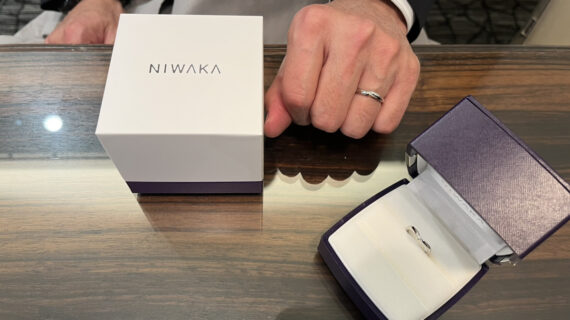 NIWAKAの結婚指輪を着けた男性