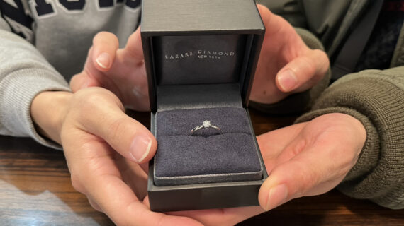 ラザールダイヤモンドの婚約指輪を準備をした男性