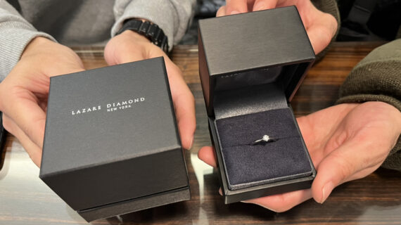 ラザールダイヤモンドの婚約指輪を購入した男性