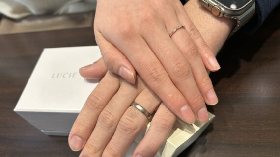 ルシエの結婚指輪をつけたカップル