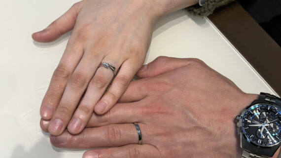 ニワカの婚約指輪と結婚指輪を着けたカップル