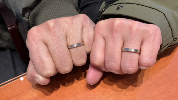 ニューヨークニワカの結婚指輪を着けたカップル