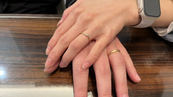 カフェリングの結婚指輪を着けた夫婦