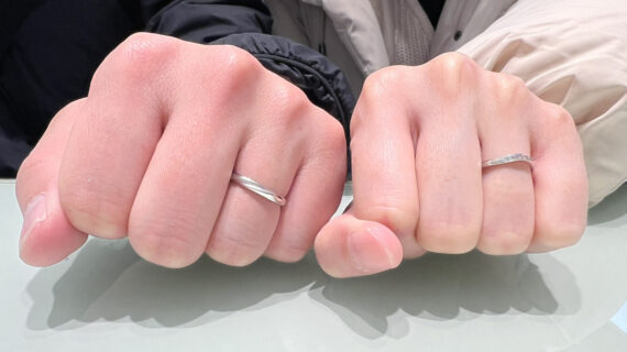 カフェリングの結婚指輪を着けたカップル