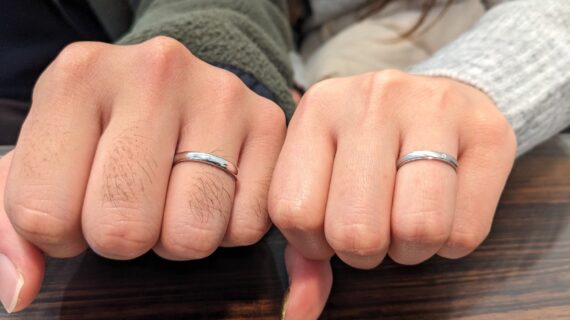 フィッシャーの結婚指輪をつけたカップルの手