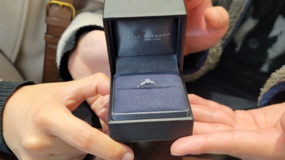 ラザールダイヤモンドの婚約指輪を持つカップル