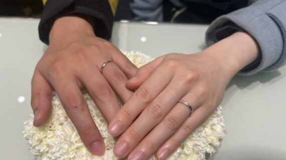NIWAKAの結婚指輪を着けたカップル