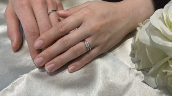ロイヤル・アッシャー・ダイヤモンドの婚約指輪とNIWAKAの結婚指輪を着けたカップル