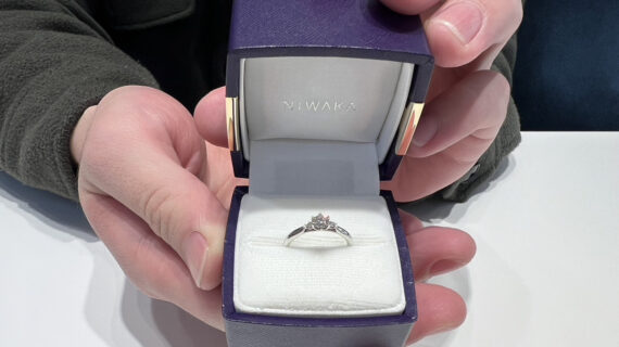 NIWAKAの婚約指輪を持つ男性