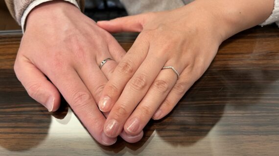 アーカーの結婚指輪を着けた夫婦