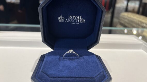 ロイヤルアッシャーの婚約指輪を購入した男性