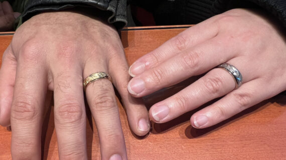 ニワカの結婚指輪を着けたカップル