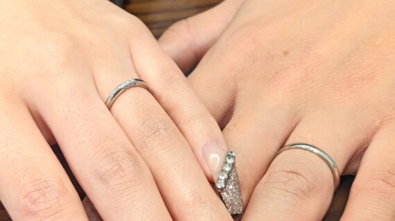 ラザールダイヤモンドの結婚指輪をつけたカップル