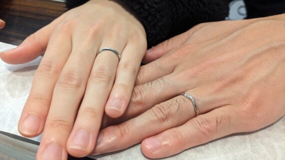 NIWAKA（ニワカ）の鯨の結婚指輪をつけたカップル