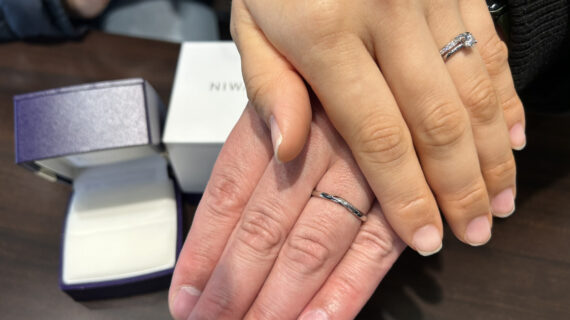 NIWAKAの婚約指輪と結婚指輪をつけているカップル