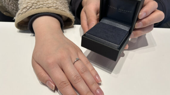 ラザールダイヤモンドの婚約指輪をつけたカップル