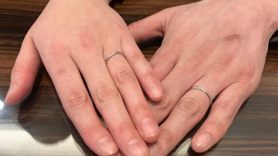 ルシエのブリーズドゥメールの結婚指ををつけたカップル