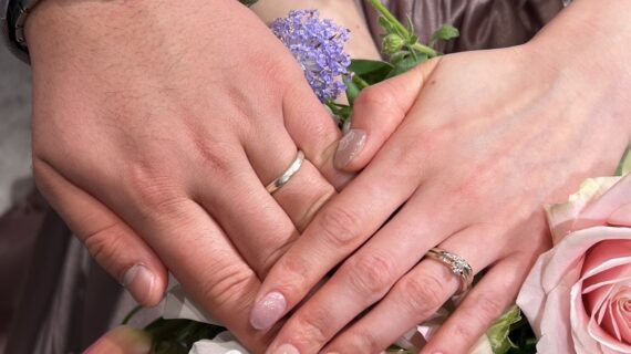 杢目金屋の婚約指輪と結婚指輪を着用した夫婦